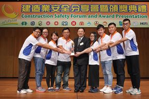 協興建築有限公司榮獲「建造業安全分享會暨頒獎典禮2016」獲頒三個金獎及兩個銅獎。